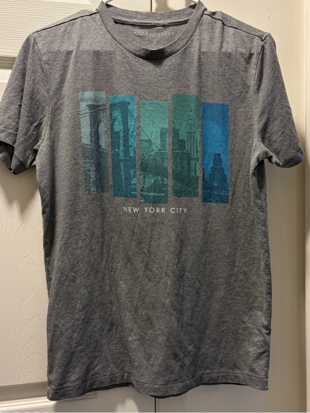 Aeropostale Gray NYC Skyline Graphic Tee Size Small Minimalist Streetwear